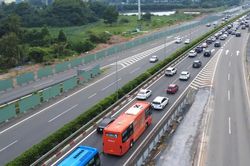 Dòng xe nối đuôi về TPHCM sớm để né kẹt xe ngày cuối lễ