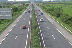 Lượng xe về Hà Nội tăng cao, CSGT cho xe đi ngược chiều trên cao tốc Cao Bồ - Pháp Vân