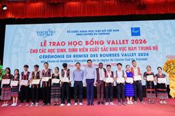 Trao học bổng Vallet đến 314 học sinh, sinh viên ở Nam Trung Bộ - Tây Nguyên
