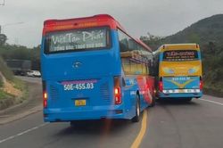 Gia Lai: Xử phạt tài xế xe khách giường nằm lấn làn, vượt ẩu trên đèo Mang Yang