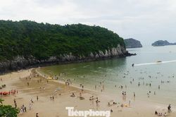Bãi tắm đẹp nhất Cát Bà vắng khách dịp 2/9