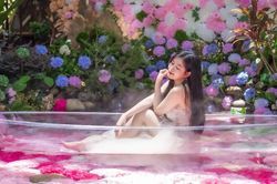 Gen Z Đà Nẵng vượt núi, hóa nàng thơ bên thuyền hoa