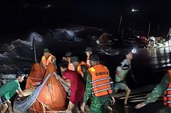 Sóng lớn, thủy triều dâng cuốn trôi nhiều thuyền đánh cá ở Quảng Trị