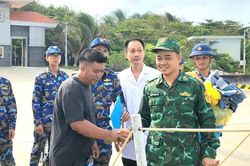 Đưa 32 ngư dân gặp nạn trên biển từ Trường Sa về đất liền