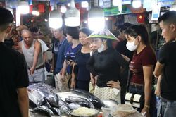 Du khách chen chân đi chợ mua hải sản Quảng Ninh