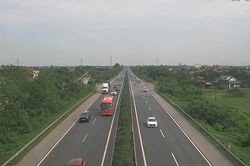 Cho xe đi vào làn đường ngược chiều cao tốc Cao Bồ - Pháp Vân về Hà Nội