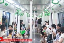 Metro Hà Nội đông khách dịp Quốc khánh, người dân thích thú với những chuyến tàu 0 đồng