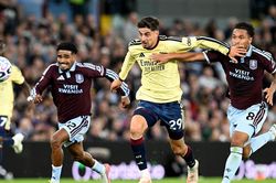Saka tỏa sáng, Arsenal thắng nghẹt thở Aston Villa
