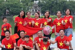 Người dân ở Thủ đô hòa mình trong sắc đỏ mừng Quốc khánh 2/9