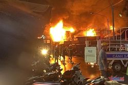 Cháy chợ lúc nửa đêm, 16 ki-ốt bị thiêu rụi hoàn toàn