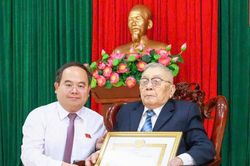 80 năm tuổi Đảng, cụ ông 99 tuổi hồi ức ngày đi treo cờ độc lập đầu tiên