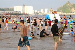 Thời tiết mát mẻ, du khách vẫn ùn ùn tắm biển Hạ Long dịp nghỉ lễ 2/9