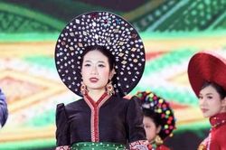 Hà Phương đưa áo dài, thổ cẩm và di sản Việt đến gần hơn với thế hệ trẻ
