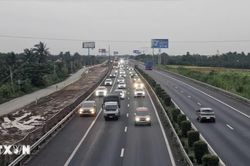 Tạm thời mở làn khẩn cấp giảm ùn tắc cao tốc TP Hồ Chí Minh-Trung Lương
