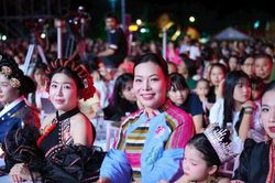 Mẫu nhí Tường Vy làm vedette đặc biệt giữa sắc màu thổ cẩm Sơn La