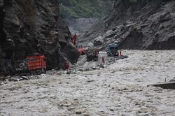 Lũ quét tại Nepal và Trung Quốc: Chạy đua giải cứu hàng trăm người mắc kẹt trong các đường hầm thủy điện