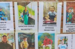 Bức tường 25m dán ảnh người mất tích níu giữ hy vọng sau lũ quét Nepal