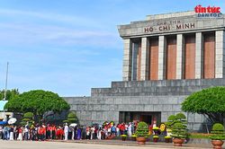 Dòng người thành kính vào Lăng viếng Bác dịp Quốc khánh 2/9