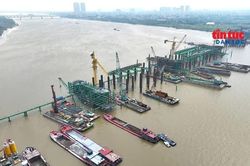 Cầu Trần Hưng Đạo lắp những dầm thép đầu tiên, hướng tới dựng vòm 'vô cực'