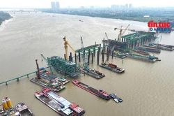 Cầu Trần Hưng Đạo lắp những dầm thép đầu tiên, hướng tới dựng vòm 'vô cực'
