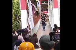 Cầu treo sập ngay trong ngày khánh thành, người dân rơi xuống sông