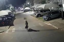 Camera ghi lại hành động bất ngờ của người phụ nữ trong đêm