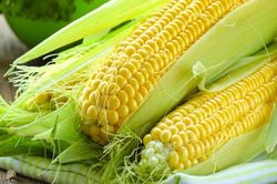 Hai phần 'bổ' của bắp ngô thường bị bỏ đi, nhất cái số 1 nhà nào cũng gặp