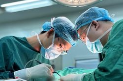 Đặt túi ngực 2 lần, người phụ nữ 38 tuổi nghi nhiễm vi khuẩn khó điều trị