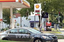 Giá xăng tại Mỹ lần đầu tiên vượt 4 USD/gallon trong cả tháng 8