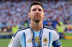 Lionel Messi chia tay đội tuyển Argentina sau 20 năm cống hiến