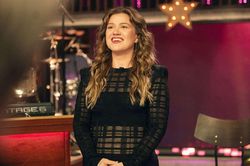 Kelly Clarkson kết thúc show truyền hình sau mất mát