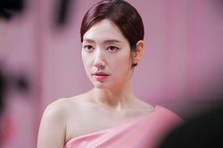 Park Shin Hye khoe nhan sắc rạng rỡ khi sắp sinh con thứ hai