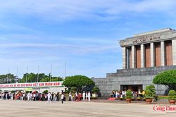 Hàng vạn người con Việt Nam vào Lăng và Khu di tích Phủ Chủ tịch dịp lễ Quốc khánh