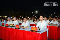 Dòng người đổ về Sầm Sơn, hòa mình trong đêm nghệ thuật và pháo hoa rực rỡ