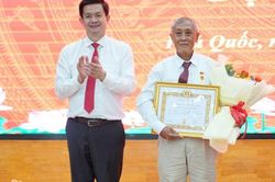 Bí thư Tỉnh ủy An Giang Lê Quang Tùng dự trao Huy hiệu Đảng tại Phú Quốc