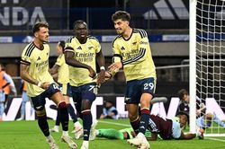 Saka ghi bàn, Arsenal duy trì mạch trận toàn thắng
