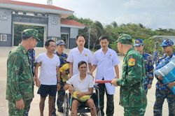 Bàn giao 32 ngư dân Đà Nẵng gặp nạn trên biển cho tàu Trường Sa 18