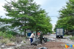 Những người trẻ tự nguyện làm sạch quê hương
