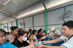 Trao 600 suất ăn miễn phí cho bệnh nhân Bệnh viện Phụ sản - Nhi Đà Nẵng
