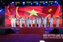 Mặc áo cờ đỏ sao vàng tham gia các hoạt động tại Không gian văn hóa đường Hùng Vương tối 2/9
