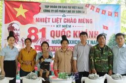 Công ty CP Cao su Sơn La trao quà cho người lao động