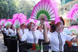 Sôi động hoạt động biểu diễn văn hóa cộng đồng đường phố trên cao nguyên
