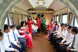 Trải nghiệm mới mẻ trên tuyến tàu di sản Huế - Phong Nha