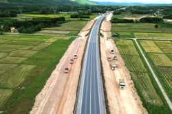 Thi công xuyên lễ 2/9, quyết tâm đưa cao tốc Cam Lộ - La Sơn về đích đúng hẹn