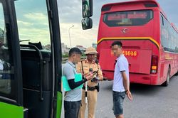Hà Nội: CSGT tuần tra xuyên lễ, hàng loạt xe khách bị xử phạt vì lỗi phổ biến