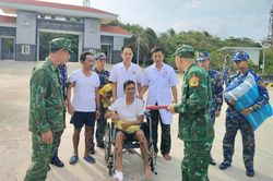 Bàn giao 32 ngư dân gặp nạn trên biển cho tàu Trường Sa 18