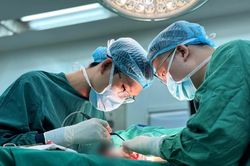 Một phụ nữ nhiễm vi khuẩn hiếm gặp sau khi đặt túi nâng ngực