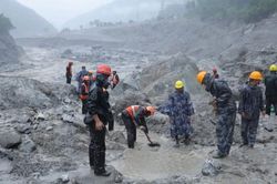 Gần một tuần sau trận lũ Himalaya: 1.000 người thiệt mạng, công tác khắc phục gặp khó