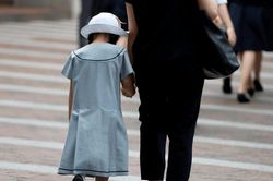 Nhật Bản ra hướng dẫn ứng phó với 'phụ huynh quá khích'