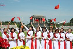 Hà Nội rực rỡ sắc áo dài mừng Quốc khánh